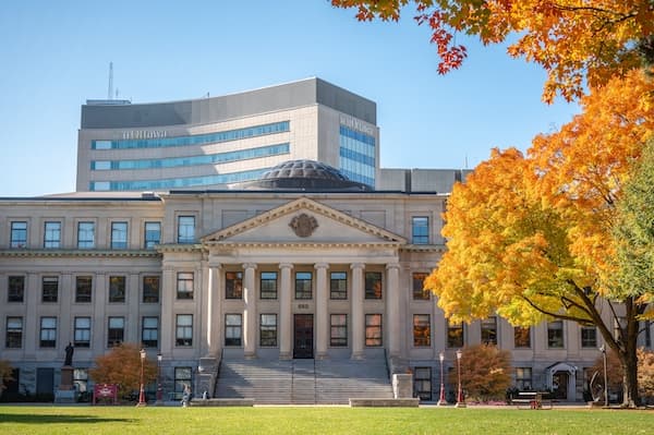 Photo of uOttawa's Tabaret building and Desmarais building in the back in the Fall